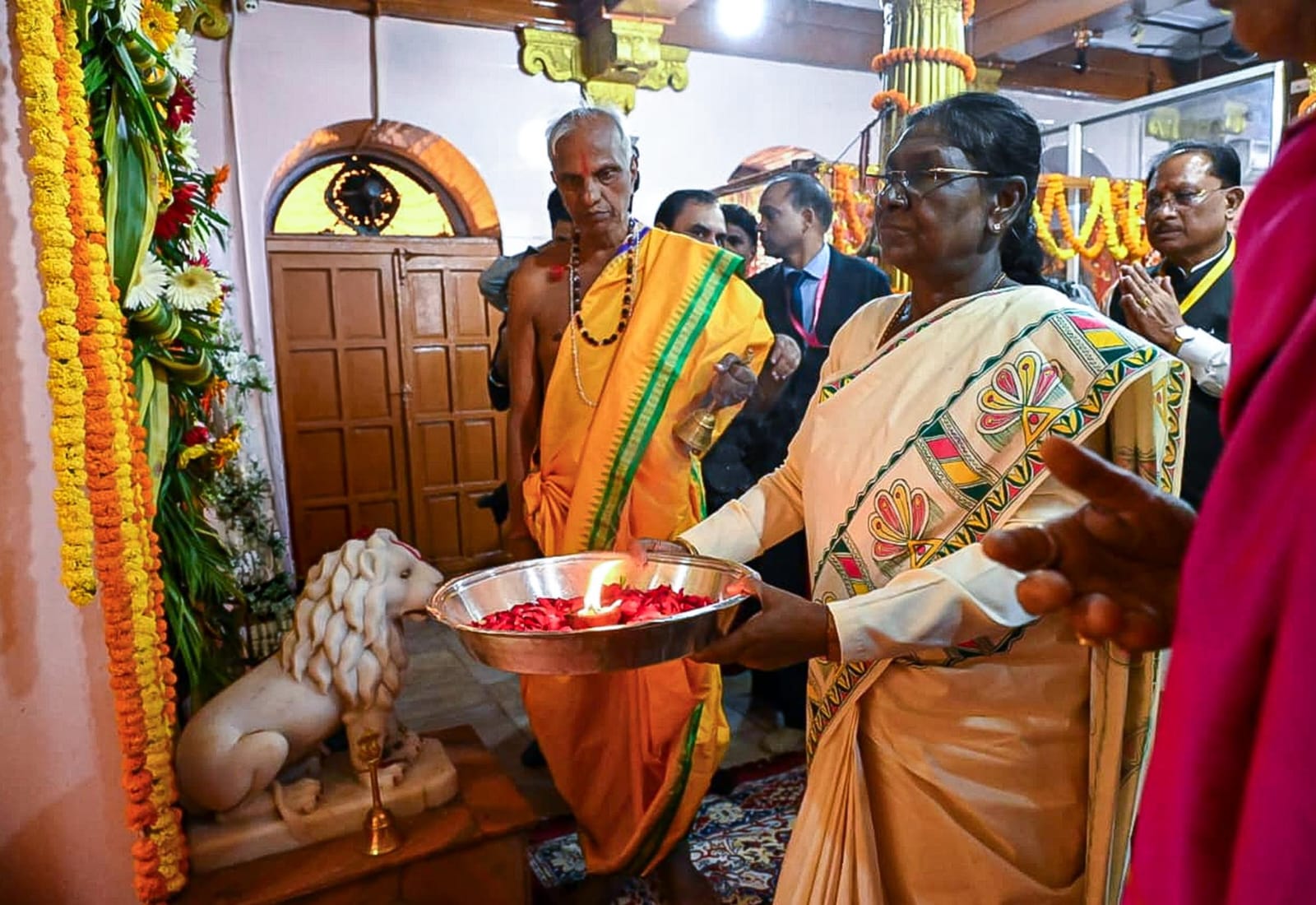 राष्ट्रपति द्रौपदी मुर्मु ने मां दंतेश्वरी के किए दर्शन, देश की सुख-समृद्धि और खुशहाली की कामना